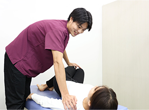 交通事故患者の股関節の施術