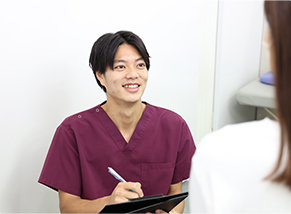 交通事故患者の問診の様子